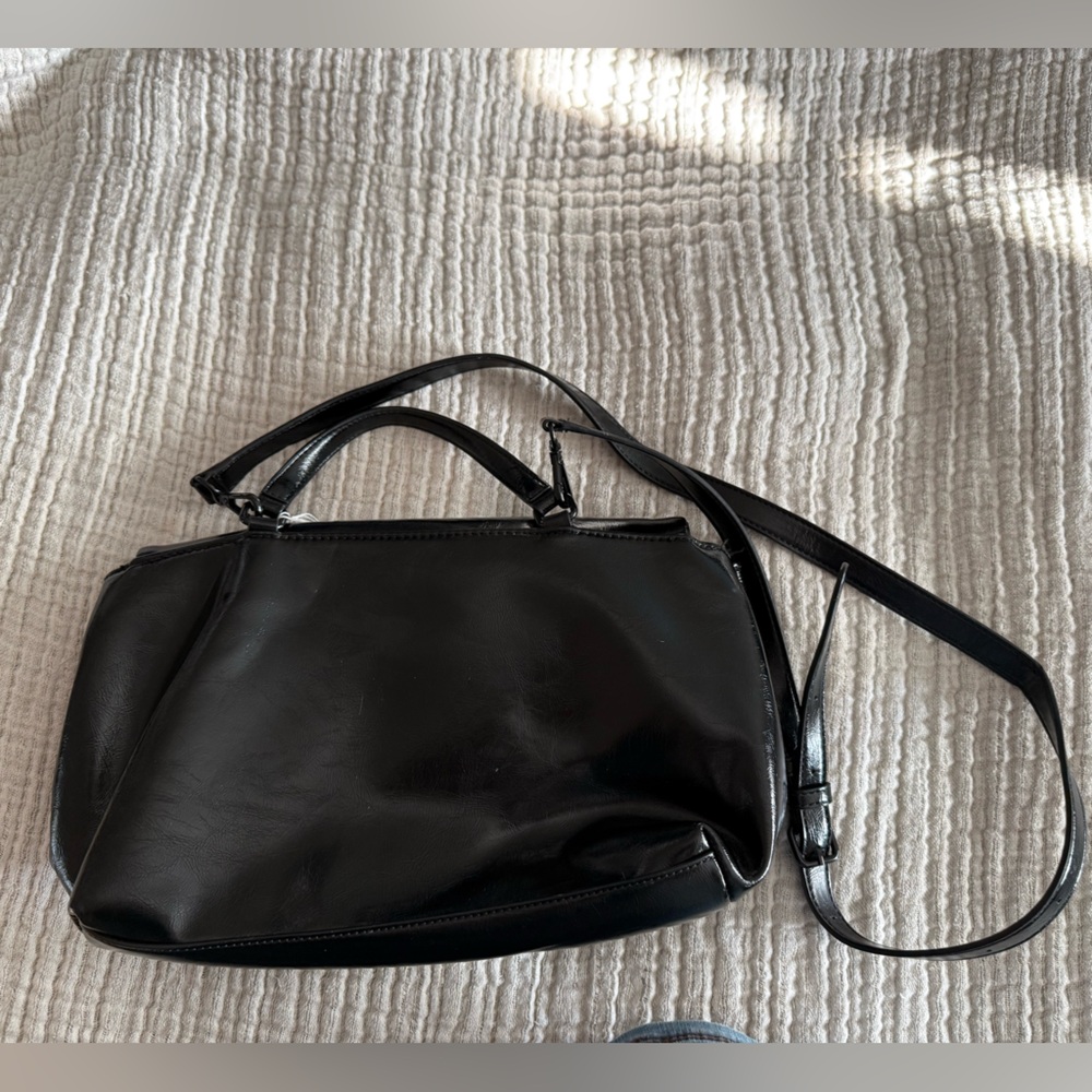 DKNY Elegant Black Leather Shoulder Bag